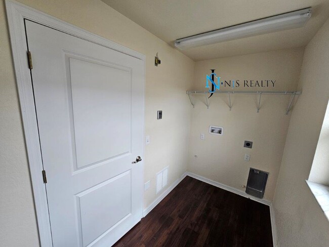 Building Photo - Gorgeous 3/2 1000 Sq. Ft. with Updated kit...