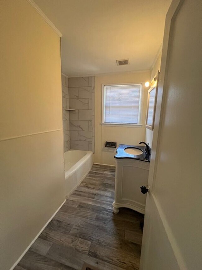 Building Photo - 2 Bedroom House - Walk to VSU!