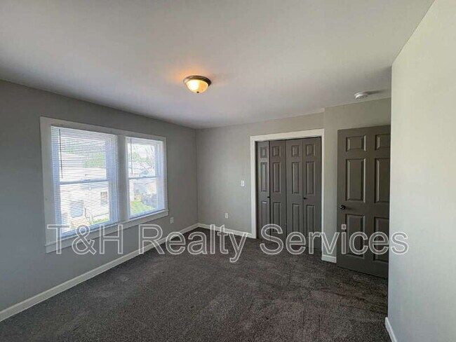 Building Photo - 639 N Gray St