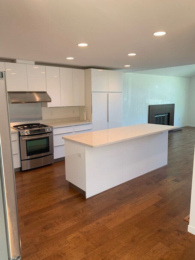 Building Photo - Updated 3 bedroom 2 bathroom Single Family...