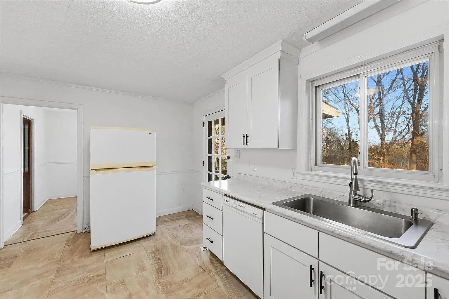 Building Photo - Room in House on Cox Mill Rd