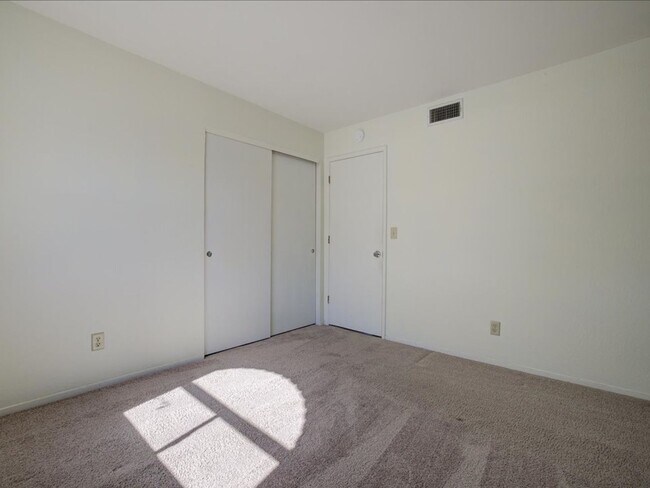 Building Photo - 3 Bedroom 2 Bathroom