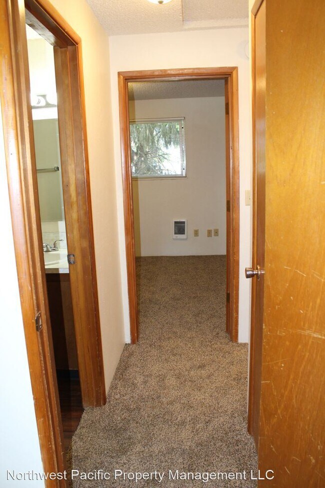 Building Photo - 2728 Lancaster Dr SE