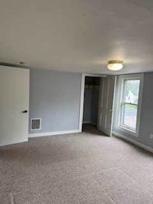 Building Photo - 3 Bedroom / 1 Bathroom Private Fenced Yard...
