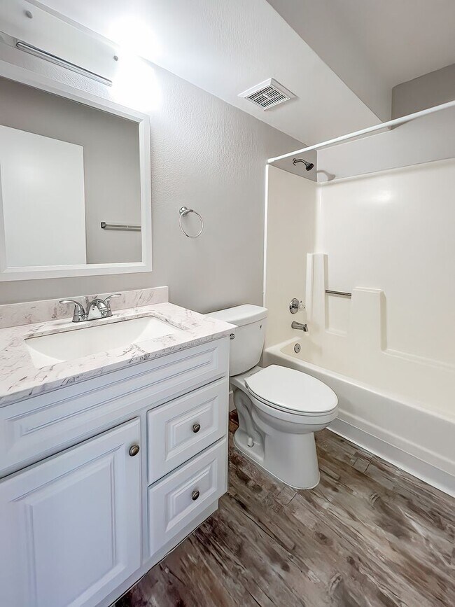 Building Photo - Fantastic condo near ASU!