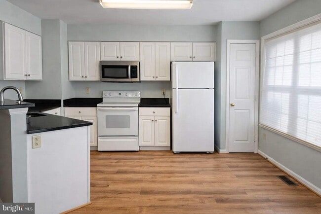 Building Photo - 4 Elm Tree Ct