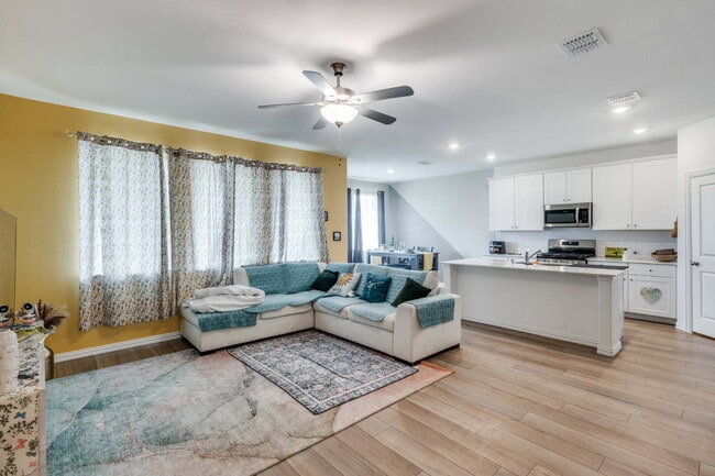 Building Photo - Beautiful 4BR/2BA Home with Open Floor Plan