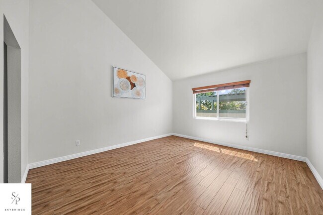 Building Photo - Charming 2-Bed Townhouse with Fireplace in Prime CA Location!