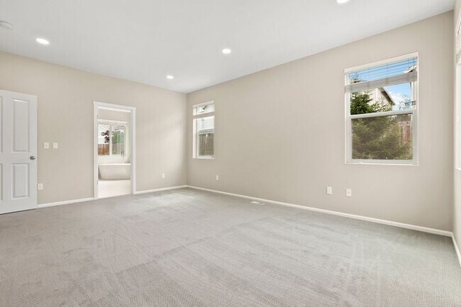 Building Photo - Gorgeous Modern Air Conditioned Home in Ga...