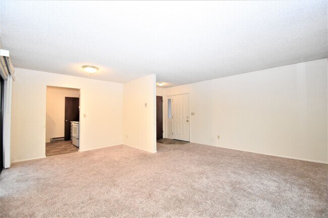 Building Photo - Great top floor 2 bed 1 bath condo, amazin...
