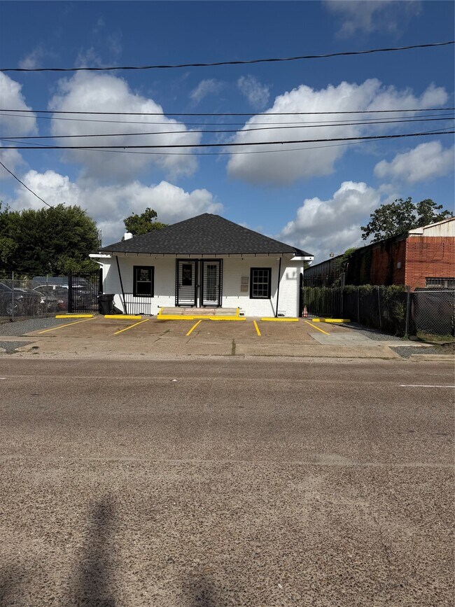 Building Photo - 304 Lockwood Dr