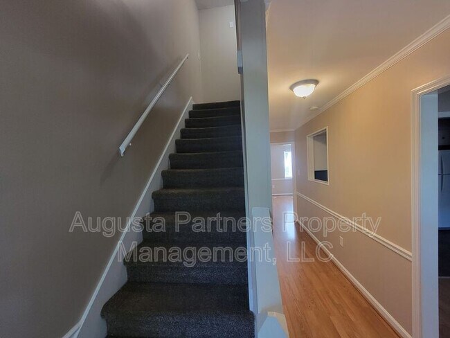 Building Photo - 2309 Creekview Dr