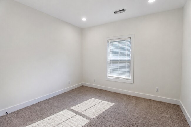 Building Photo - 511 Creekview Ln