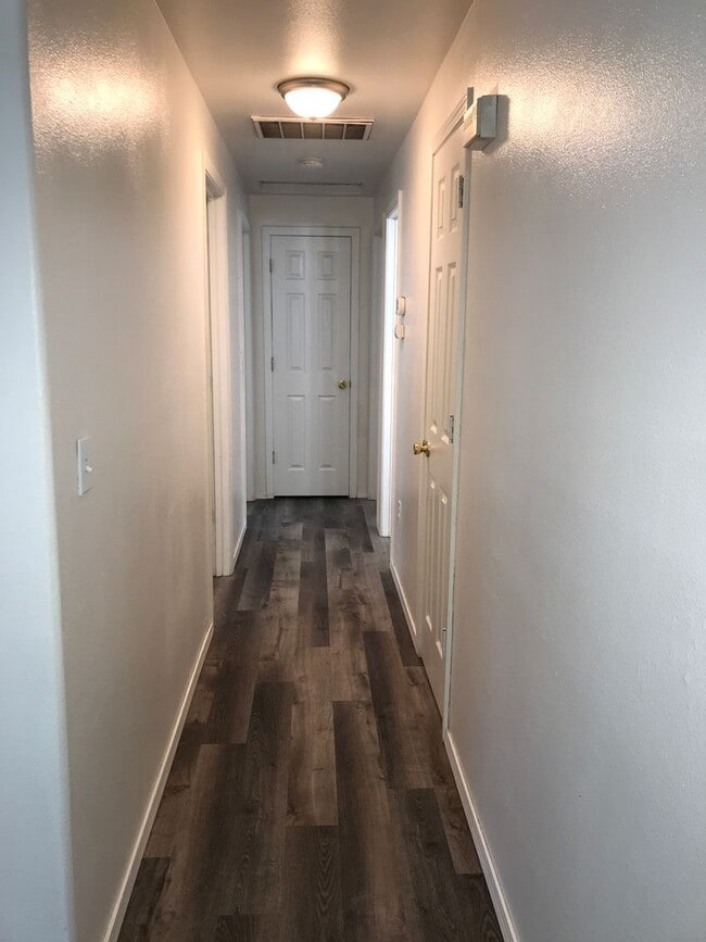 Building Photo - Remodled Duplex