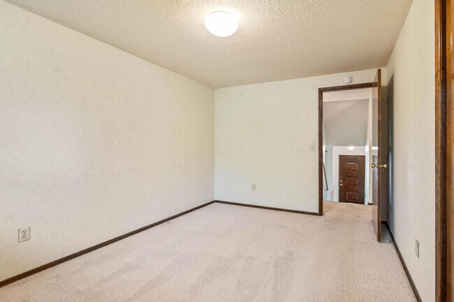 Building Photo - Spacious, well-cared for 4-bdrm/3-bath split-level—Family/laundry rooms, backyard, garage