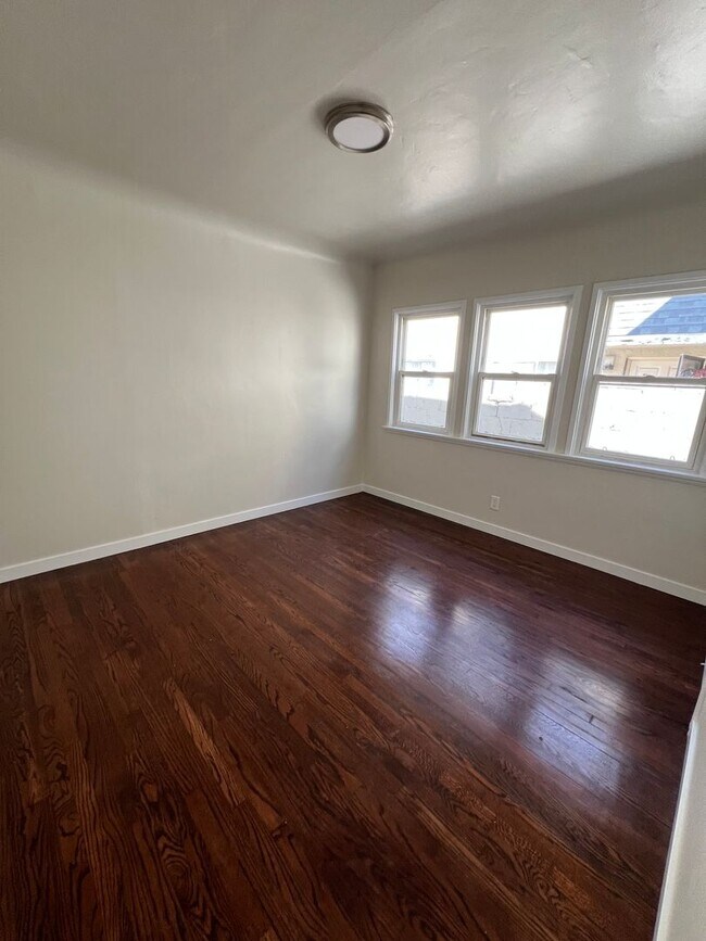 Building Photo - Spacious 3BR 2BA Home ideally located off ...