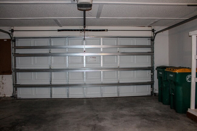 Building Photo - 305 Ashley Dr