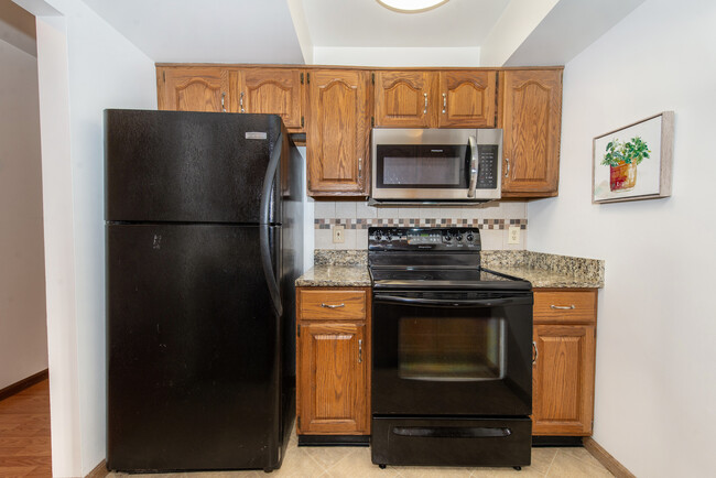 1st floor kitchen wit granite countertop and dishwasher - 21 Springfield Ave