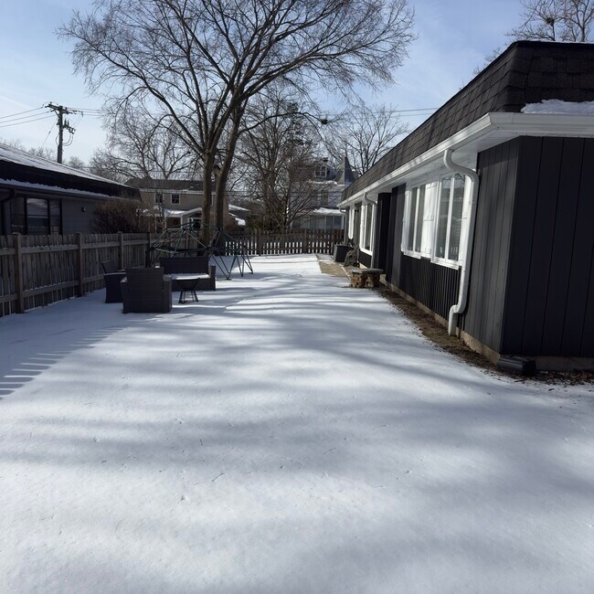 Building Photo - 523 Elm St