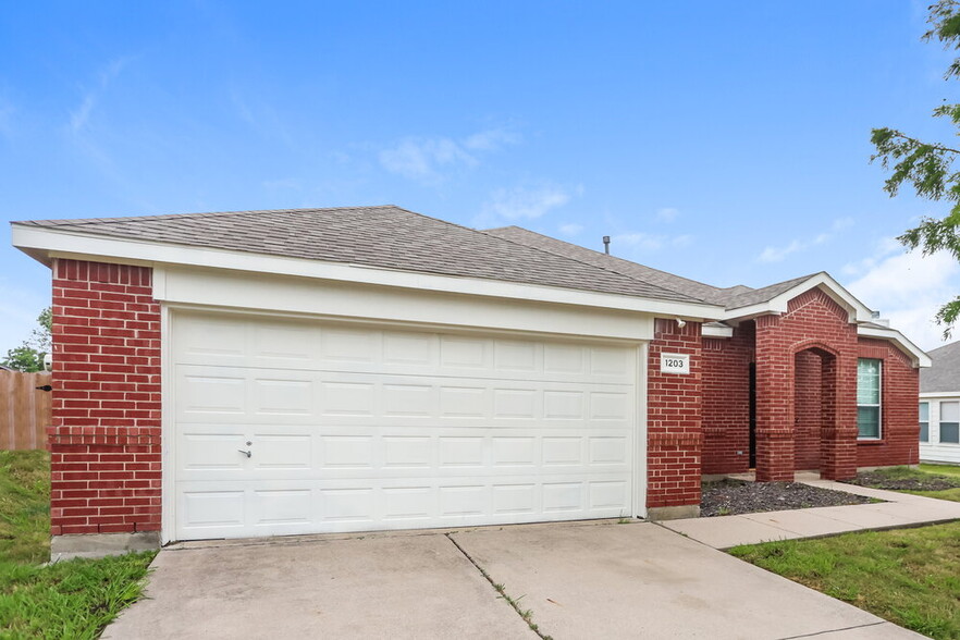 Building Photo - 1203 Hampton Dr