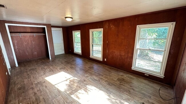 Building Photo - Cute 4 Bedroom Home!