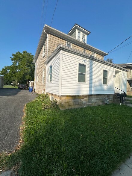 Building Photo - 302 N Queen St