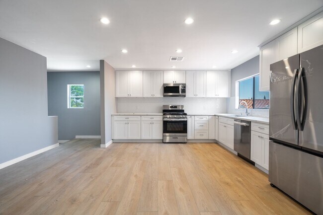 Building Photo - 1049 W 62nd St