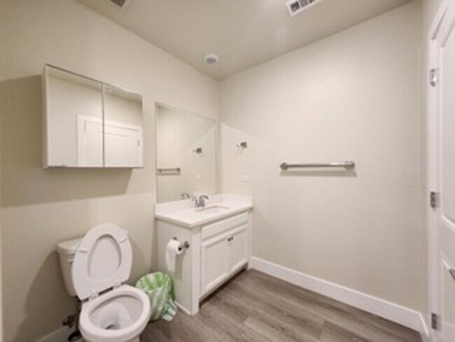 Building Photo - Upscale 2/2 Apartment in The Cannery!