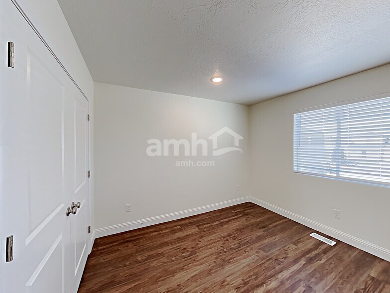 Building Photo - 2411 E Buckskin Way