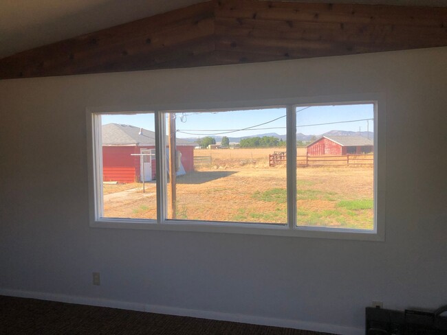 Building Photo - Animal Friendly 2 Bedroom Home on 2.5 Acre...