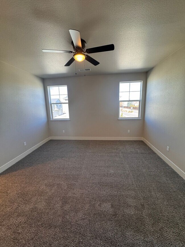 Building Photo - NEW! 3/2.5/2 Townhome in Gardnerville