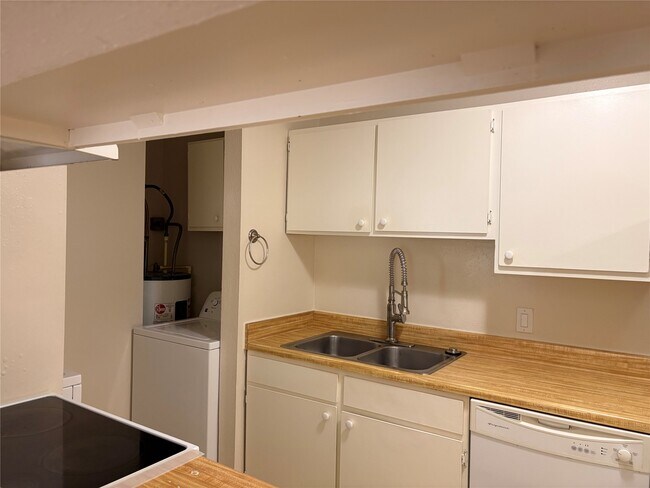 Building Photo - 1007 Stoneleigh Ct