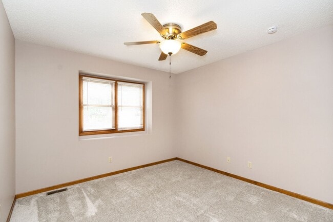 Building Photo - Large town house for rent!