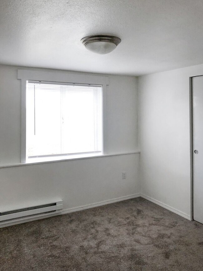 Building Photo - Nicely Updated 3/1 Tacoma Duplex