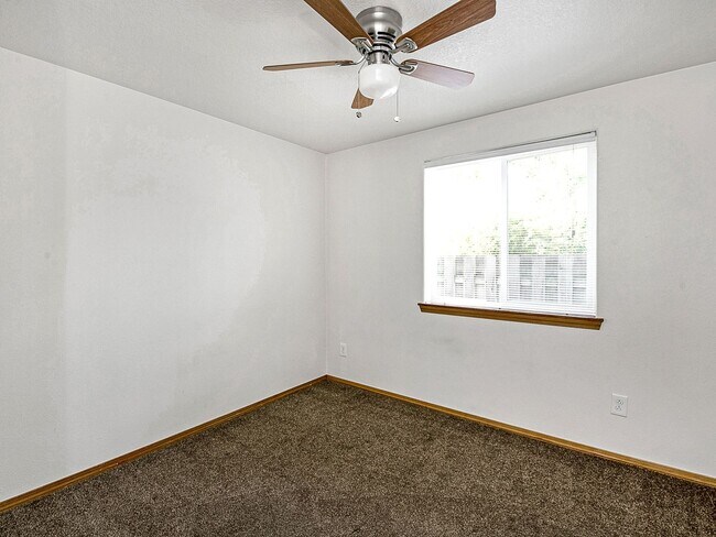 Building Photo - Cozy, lower level 2-bdrm/1-bath Hazelwood duplex. Portable AC, in-unit laundry, fenced side yard/...