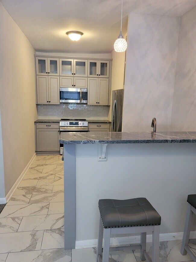 Building Photo - Charming 2-Bedroom Retreat in Vibrant Charleston  Perfect for Cozy Living!