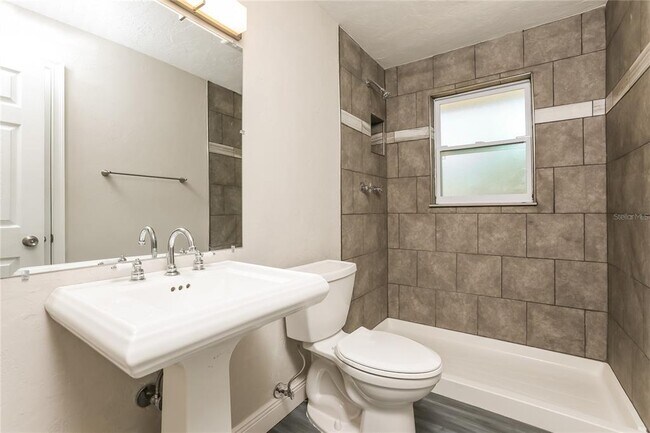 Building Photo - 459 Hammock Ln