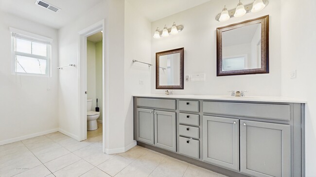 Building Photo - 527 Watercress Dr