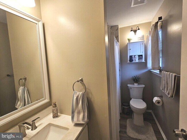 Building Photo - 17 Exeter Ct