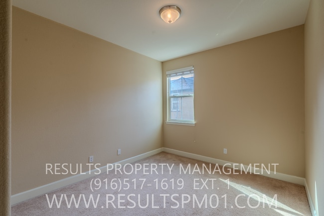 Building Photo - Spacious 3 Bedroom home! Great location!