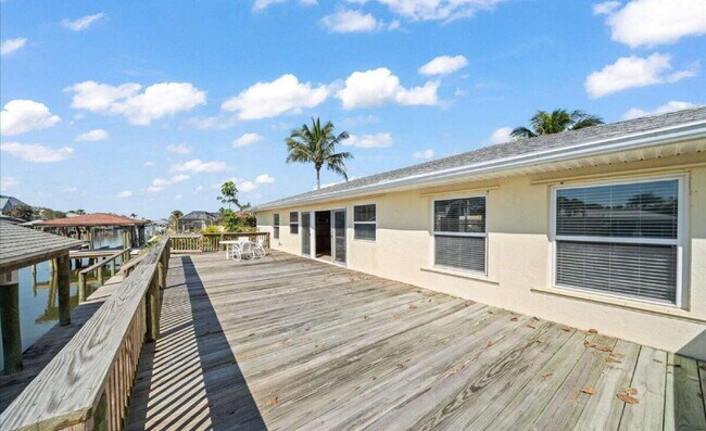 Building Photo - Melbourne Beach gem with covered boat house