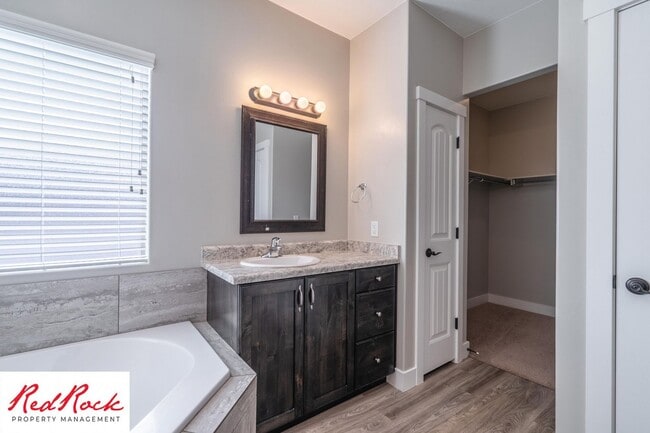 Building Photo - 4 Bedroom Spacious St. George Home with Large Backyard