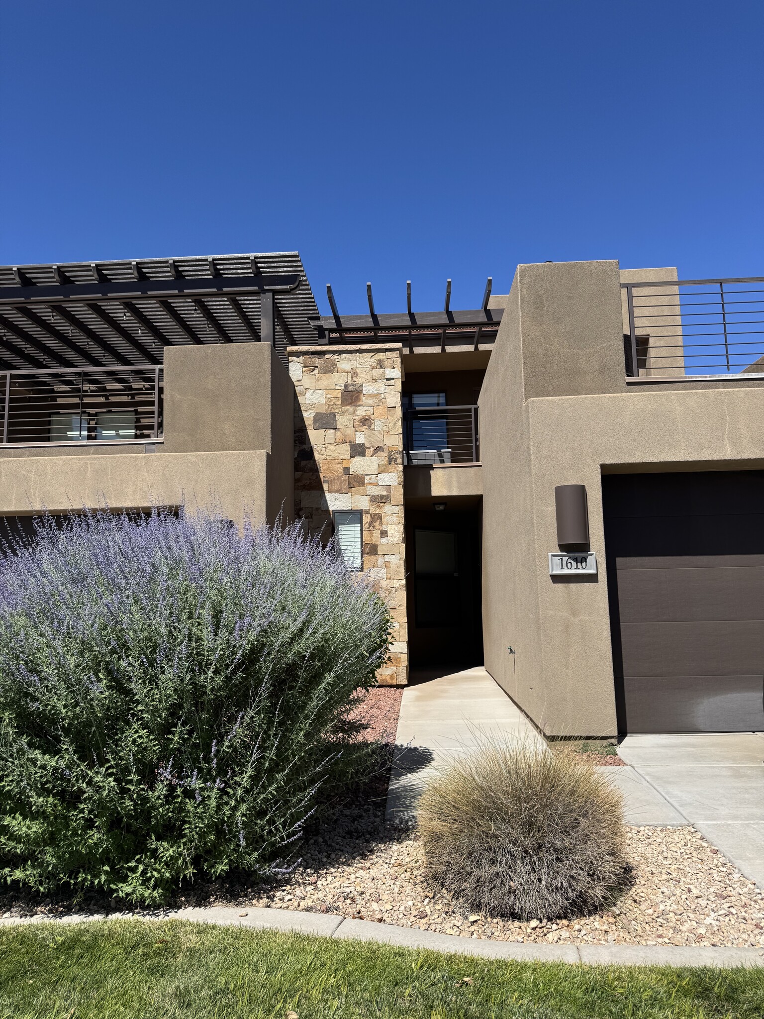 Building Photo - 1610 W Canyon Tree Dr