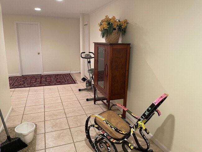 Building Photo - 29 10th Ave W