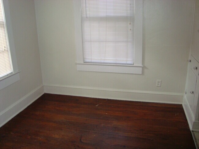 Building Photo - Adorable Downtown Apartment
