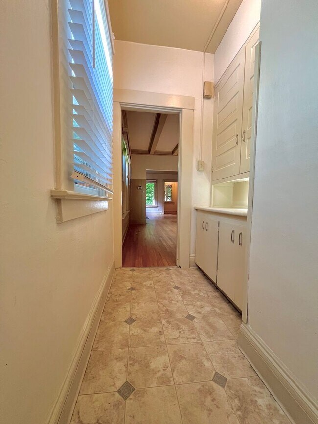 Building Photo - Stunning Vintage 2 Bed 1 Bath in NW 23rd!