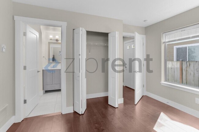 Building Photo - Unit B