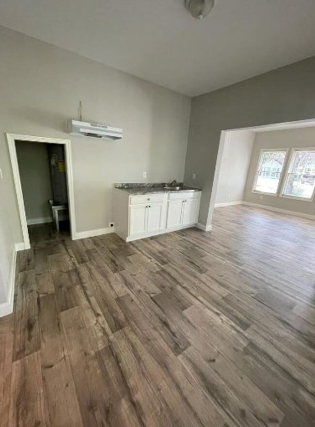 Building Photo - Duplex  835 S