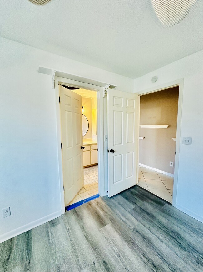 Building Photo - 840 104th Ave N