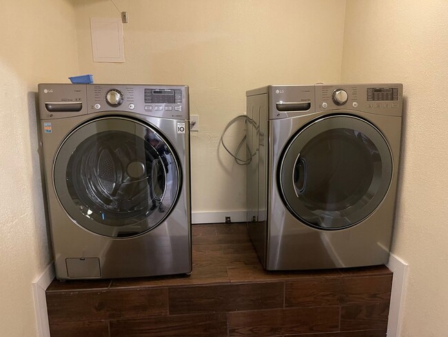 Building Photo - Updated Townhome Louisville- Perfect commuting location